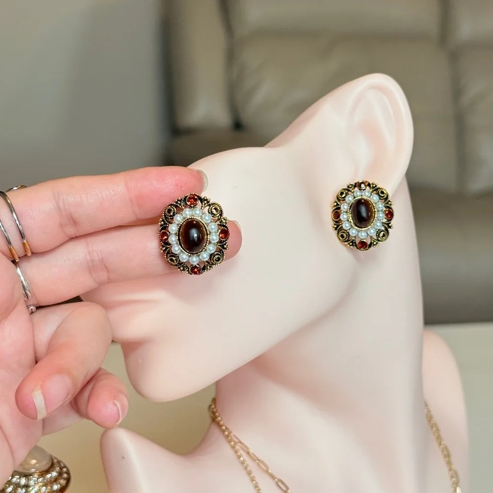 ⚜️ Elegant Gold and Brown Stud Earrings